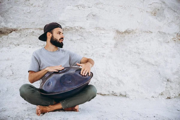 Bearded Hipster Plays Handpan Copy Space — Stock Photo, Image