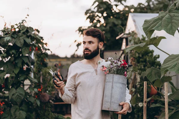 Jonge Bebaarde Man Die Geniet Van Het Kweken Van Bloemen — Stockfoto