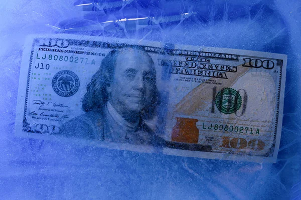 새로운 100 지폐는 얼음층으로 얼어붙었습니다 위기의 시장에서 달러의 — 스톡 사진