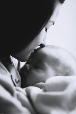 Üç aylık bebek bebeğinin gündüz şekerlemesi sırasında çekilmiş gizli bir fotoğrafı. Çocuk konsepti için kuru ve sağlıklı vücut ve deri. Bebek odası.