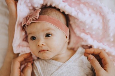 3 aylık küçük bir kızın portresi, evde çekilmiş bir fotoğraf.