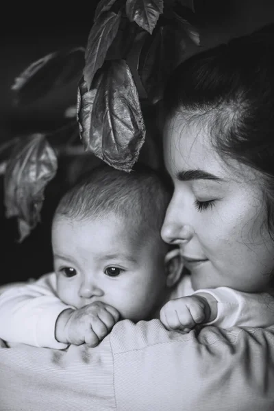 Genç Esmer Anne Yeni Doğmuş Bebeği Kollarında Karanlık Bir Odada — Stok fotoğraf