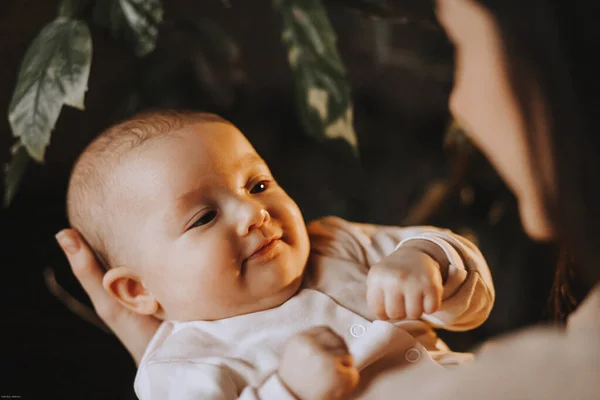 誕生から3ヶ月の少女の肖像 自宅での写真 — ストック写真