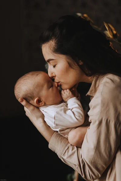 Jovem Morena Mãe Seu Bebê Recém Nascido Seus Braços Foto — Fotografia de Stock