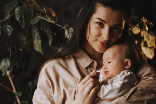 Tineri Bruneta Mama Copilul Nou Născut Brațele Fotografie Acasă Într — Fotografie, imagine de stoc
