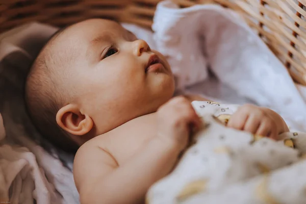 誕生から3ヶ月の少女の肖像 自宅での写真 — ストック写真