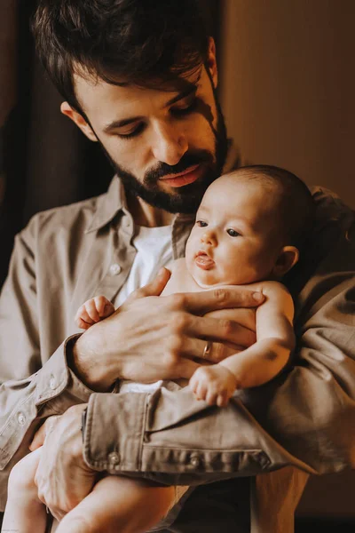 Pai Caucasiano Beijando Bebê Recém Nascido Pais Segurando Criança Balançando — Fotografia de Stock