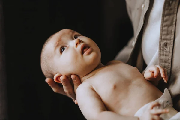 Stijlvolle Blanke Baardvader Die Pasgeboren Baby Schouder Draagt Mannelijke Man — Stockfoto