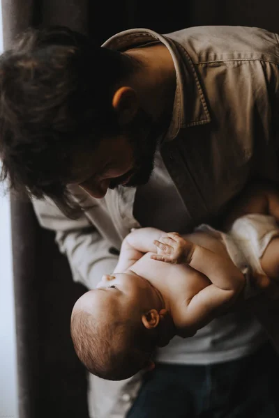 Kavkazský Otec Líbá Novorozeně Rodič Drží Houpající Dítě Dcera Syna — Stock fotografie