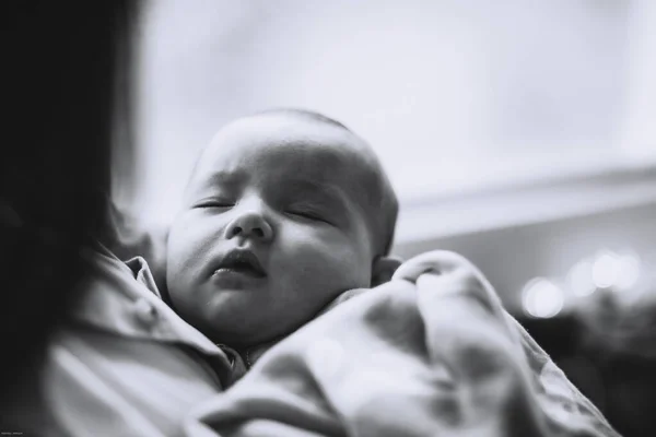 태어난지 개월된 아이의 집에서 — 스톡 사진