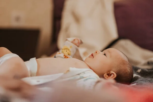 Schönes Aktives Baby Kinderbett Liegend Und Die Kamera Blickend Weiche — Stockfoto