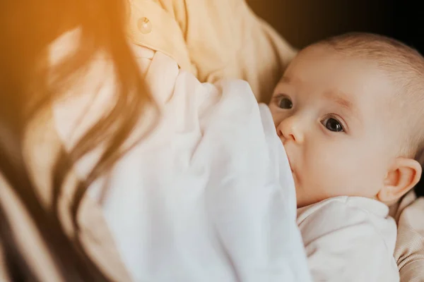 Zbliżyć Portret Dziecka Które Wysysa Mleko Piersi Matki Kobieta Karmi — Zdjęcie stockowe