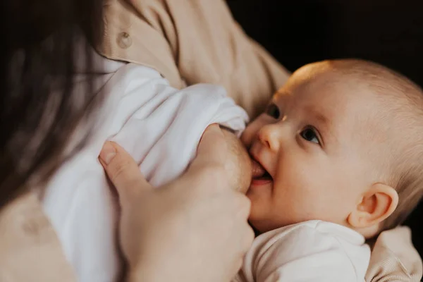 Lindo Retrato Hermoso Bebé Chupando Pecho Mamá Tocando Los Labios — Foto de Stock