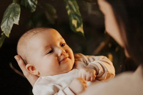 Retrato Autêntico Uma Filha Recém Nascida Nos Braços Mãe Mulher — Fotografia de Stock