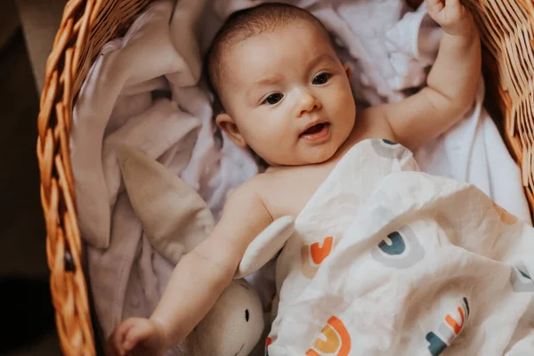 Portret Van Een Schattige Actieve Baby Liggend Een Wieg Lachend — Stockfoto