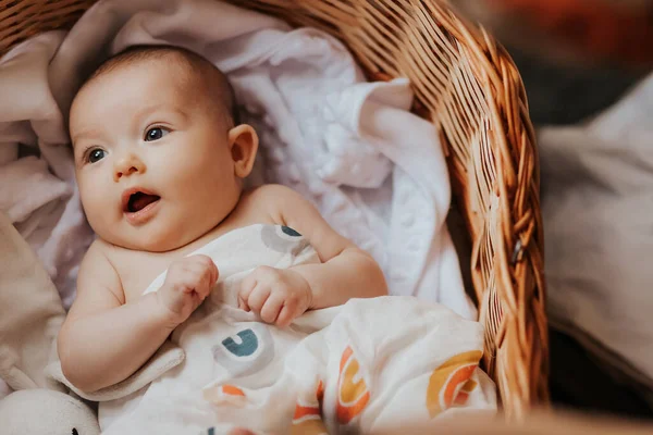 Portret Van Een Schattige Actieve Baby Liggend Een Wieg Lachend — Stockfoto