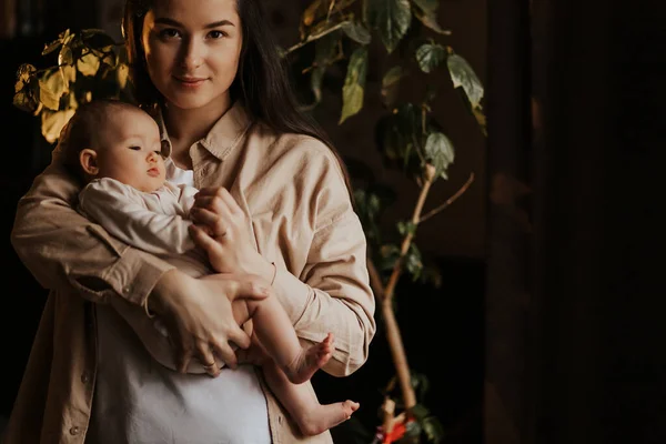 Vacker Mamma Stödjer Och Ömt Kramar Det Nyfödda Barnet Vacker — Stockfoto