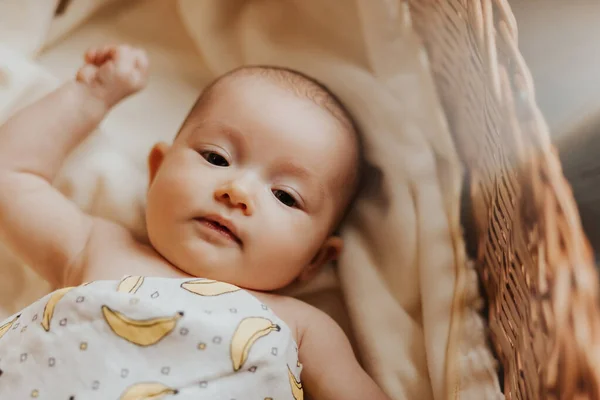 Retrato Bebê Ativo Bonito Deitado Berço Sorrindo Olhando Para Câmera — Fotografia de Stock