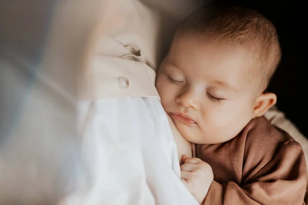 生まれたばかりの赤ちゃんを家で運ぶお母さんを愛しています 幸せなお母さんのかわいい率直な肖像画手に眠っている幼児を保持する 母抱擁彼女の小さな2ヶ月古いです娘 — ストック写真