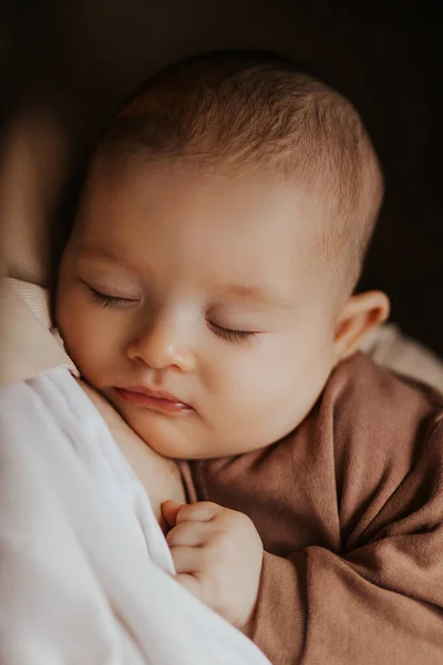 Retrato Bonito Lindo Bebê Chupando Peito Mãe Tocando Lábios Para — Fotografia de Stock