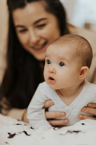 Hermoso Bebé Activo Acostado Cuna Mirando Cámara Piel Suave Limpia — Foto de Stock