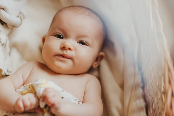 Retrato Bebê Bonito Deitado Cama Mas Não Dormindo — Fotografia de Stock