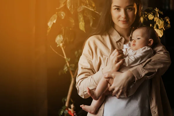 Porträtt Lycklig Bebis Mammas Armar — Stockfoto