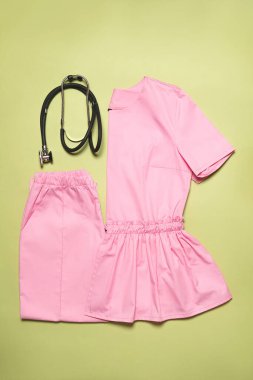 Doktorlar ve hemşireler için modern tıp giysileri kağıdın üzerine serilmiş, en iyi fotoğraf.