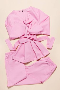 Doktorlar ve hemşireler için modern tıp giysileri kağıdın üzerine serilmiş, en iyi fotoğraf.