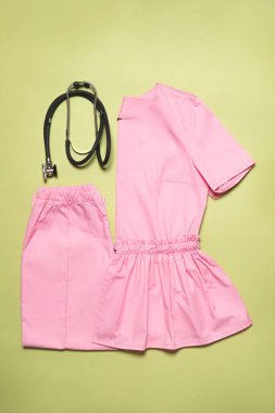 Doktorlar ve hemşireler için modern tıp giysileri kağıdın üzerine serilmiş, en iyi fotoğraf.