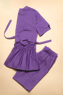 Doktorlar ve hemşireler için modern tıp giysileri kağıdın üzerine serilmiş, en iyi fotoğraf.