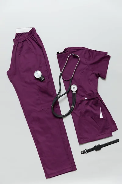 Vêtements Médicaux Modernes Pour Les Médecins Les Infirmières Disposées Sur — Photo