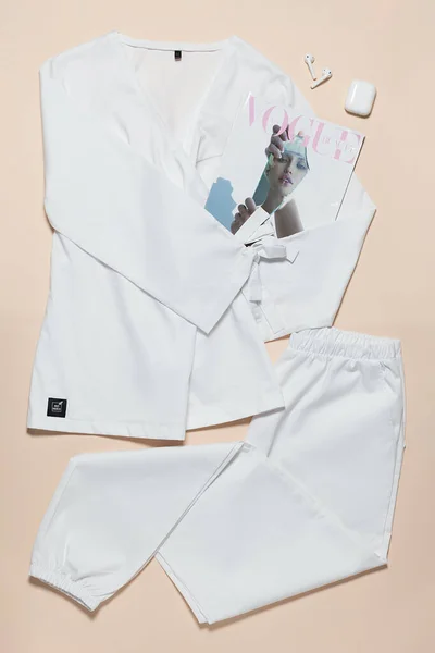 Moderní Lékařské Oblečení Pro Lékaře Zdravotní Sestry Rozložené Papírovém Podkladě — Stock fotografie