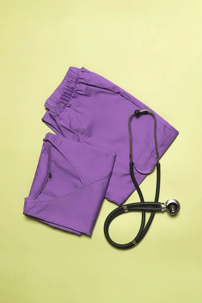 Moderní Lékařské Oblečení Pro Lékaře Zdravotní Sestry Rozložené Papírovém Podkladě — Stock fotografie