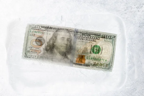 Nová Stodolarová Bankovka Zmrazená Pod Vrstvou Ledu Koncept Globální Finanční — Stock fotografie