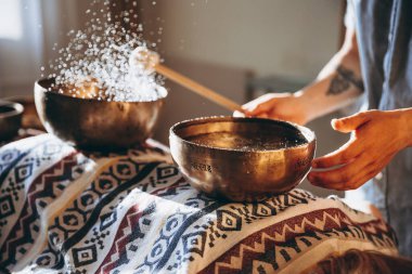 Meditasyon için Tibet şarkı kaseleri