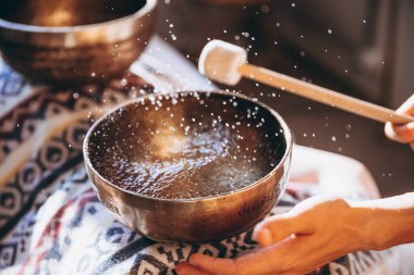 Yakın çekim şarkı kaseleri. Rahatlama ve meditasyon. Alternatif tıp. Tibetli ve Himalaya şarkı kaseleri. Ses çıkar.