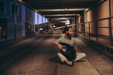 Adamın elleri davul çalıyor.