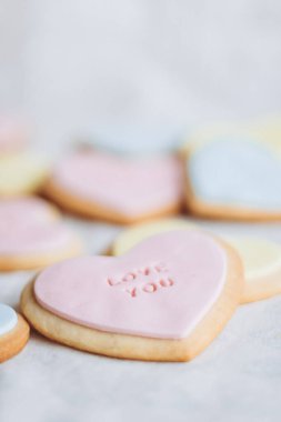 Sevgililer Günü hediyeleri: Kalp şeklinde kurabiyeler renkli jöleli ve tüm aşıklar için temalı harfler