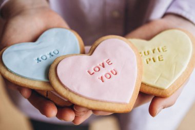 Sevgililer Günü hediyeleri: Kalp şeklinde kurabiyeler renkli jöleli ve tüm aşıklar için temalı harfler