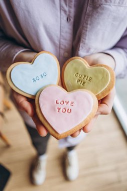 Sevgililer Günü hediyeleri: Kalp şeklinde kurabiyeler renkli jöleli ve tüm aşıklar için temalı harfler