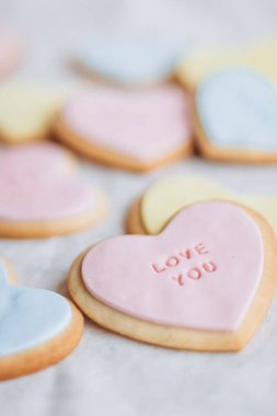 Sevgililer Günü hediyeleri: Kalp şeklinde kurabiyeler renkli jöleli ve tüm aşıklar için temalı harfler