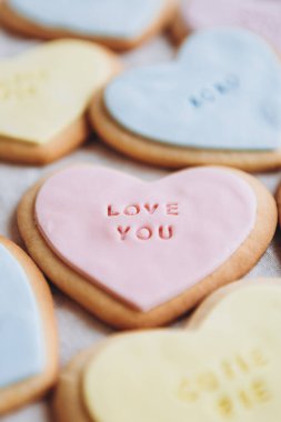 Sevgililer Günü hediyeleri: Kalp şeklinde kurabiyeler renkli jöleli ve tüm aşıklar için temalı harfler