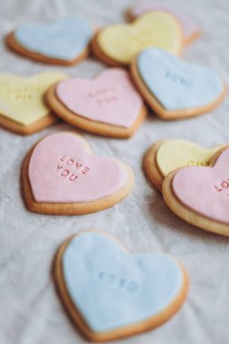 Sevgililer Günü hediyeleri: Kalp şeklinde kurabiyeler renkli jöleli ve tüm aşıklar için temalı harfler