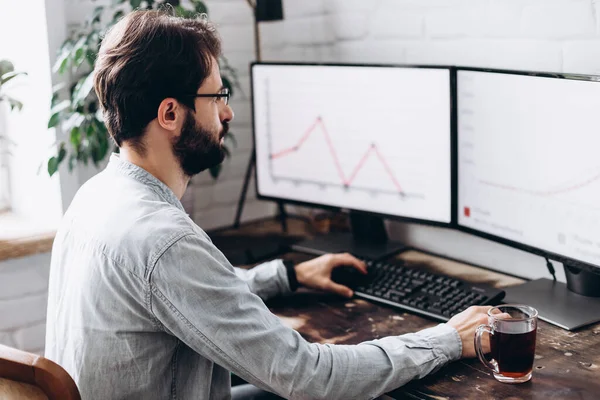 Erwachsener Bärtiger Mann Der Heimischen Schreibtisch Computer Arbeitet Selbstisolierung Während — Stockfoto