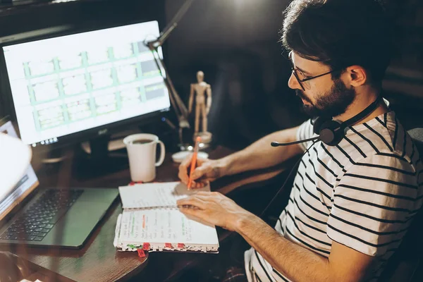 Hombre Barbudo Adulto Que Trabaja Sentado Escritorio Casa Computadora Trabajando —  Fotos de Stock