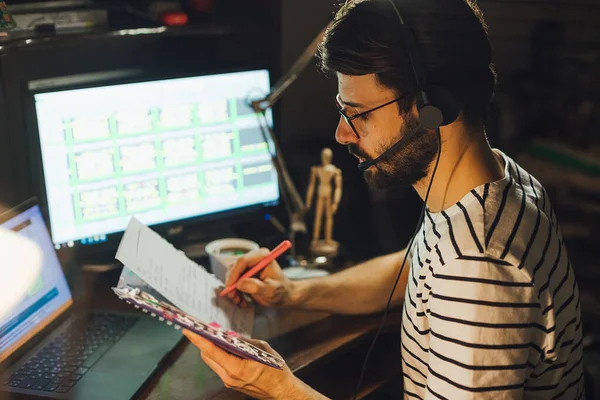 Porträt Eines Jungen Mannes Der Abends Hause Online Computer Arbeitet — Stockfoto