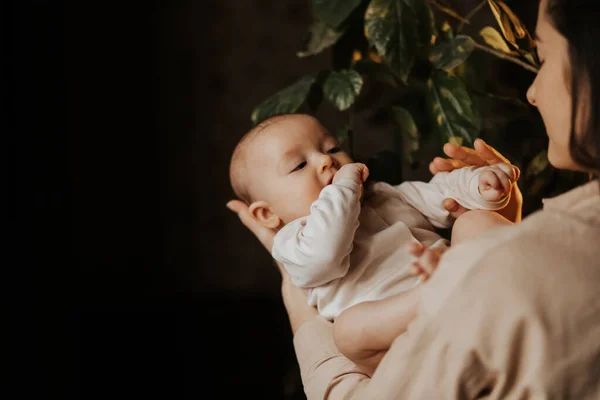 Piękna Mama Wspiera Delikatnie Przytula Noworodka Ładna Matka Patrząc Miłością — Zdjęcie stockowe