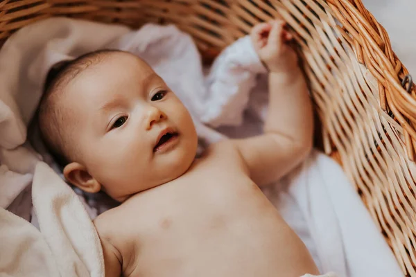 Retrato Bebê Bonito Deitado Cama Mas Não Dormindo — Fotografia de Stock
