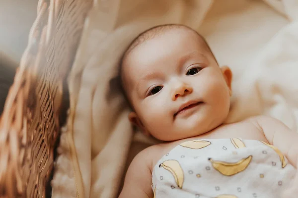 Retrato Lindo Bebé Activo Acostado Una Cuna Sonriendo Mirando Cámara — Foto de Stock